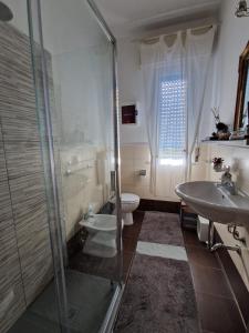 比萨MIGU POINT Pisa的带淋浴、卫生间和盥洗盆的浴室