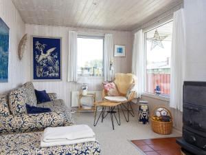 森讷比6 person holiday home in Juelsminde的客厅配有沙发和椅子