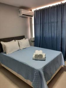 戈亚尼亚Luxo e conforto的一间卧室配有一张床,上面有两条毛巾
