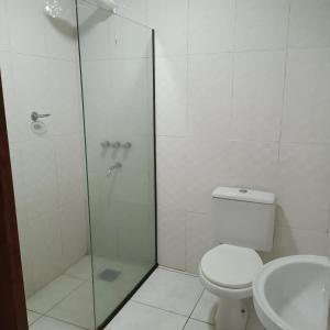 伊瓜苏Dom Del'Gaudio Melhor lugar do mundo的一间带卫生间和玻璃淋浴间的浴室