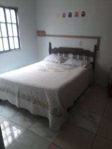 维拉维尔哈Casa dos corais的一间卧室配有一张带白色床单的床和一扇窗户。