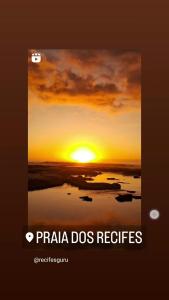 维拉维尔哈Casa dos corais的一张日落的照片,上面写着“praia dos”注册词