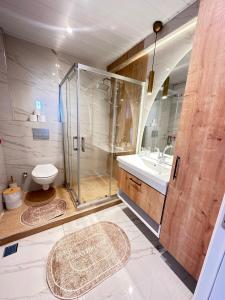 梅才特里Deniz manzaralı, özel tasarımlı ev .的带淋浴、卫生间和盥洗盆的浴室