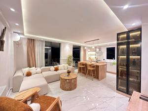 梅才特里Deniz manzaralı, özel tasarımlı ev .的一间带白色沙发的客厅和一间厨房