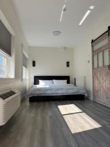 霍普City Centre Motel II的一间卧室配有一张床,铺有木地板