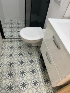 沙勒罗瓦Studio comfortable charleroi的浴室配有白色卫生间和盥洗盆。