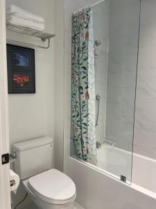 温哥华Brand new 1Queenbed family suite near UBC的一间带卫生间和淋浴帘的浴室