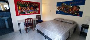 拉利伯塔德Playa El Obispo F La Libertad Playa El Obispo的一间卧室配有一张床、一张桌子和一个水槽