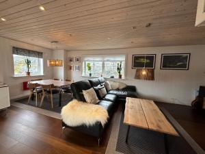 努克Nuuk Villa Hostel的客厅配有沙发和桌子