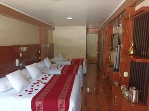 马丘比丘Hs Tierra In的酒店客房设有两张床和电视。