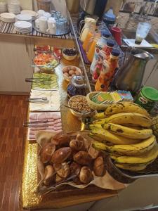 马丘比丘Hs Tierra In的一张桌子,上面放香蕉和其他食物
