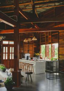 大叻Elon Coffee Farmstay的厨房设有木墙和桌椅