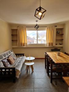 洛斯佩妮滕特斯Aires de Montaña - Departamento en Los Penitentes, Mendoza的客厅配有沙发和桌子