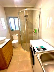 维克多港Victor Seaside Villa的带淋浴、盥洗盆和卫生间的浴室