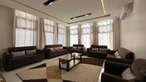阿哈达Al Hada的带沙发和咖啡桌的客厅