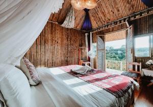 大叻Nay Bungalow Dalat的一间卧室设有一张床和一个大窗户