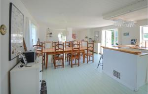 AnholtBeautiful Home In Anholt With Kitchen的厨房以及带桌椅的用餐室。