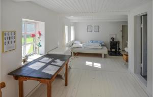 AnholtBeautiful Home In Anholt With Kitchen的白色的客房配有一张床和一张桌子