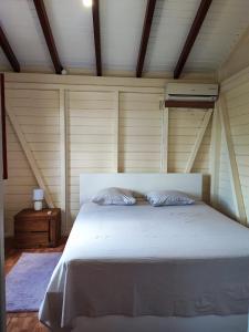 萨莱比梅Mango Villa的卧室配有一张白色大床