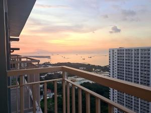 马尼拉Cozy Penthouse Suite w Balcony - Amazing Manila Bay View and City Skyline near MOA的大楼的阳台享有海景。