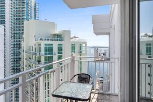 迈阿密财富之家套房公寓式酒店的阳台设有长凳,部分建筑