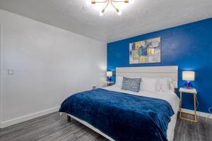 博伊西New Downtown Boise on Bsu Campus 3 Beds Sleeps 6的蓝色的卧室,配有床和蓝色的墙壁