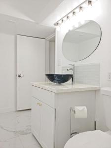 博伊西New on Bsu Campus 3 beds Fully Remodeled的浴室设有黑色水槽和镜子