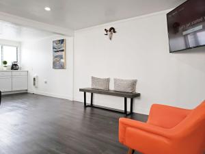 博伊西New on Bsu Campus 3 beds Fully Remodeled的客厅配有橙色椅子和桌子