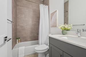 伦顿New Sunset Edge House Renton的白色的浴室设有卫生间和水槽。