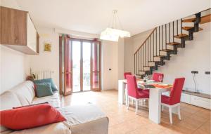 Osmate LentateCozy Apartment In Cadrezzate Con Osmate With Wifi的客厅配有桌子和红色椅子