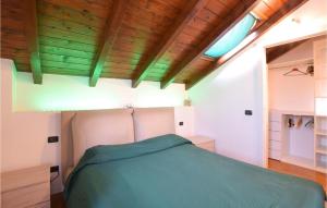 Osmate LentateCozy Apartment In Cadrezzate Con Osmate With Wifi的一间卧室设有一张床和木制天花板