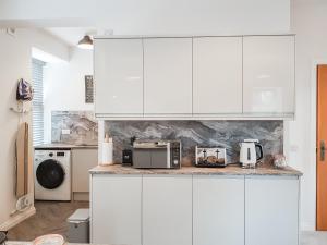 福克兰Invergyle - Uk40566的白色的厨房,厨房配有台面上的电器