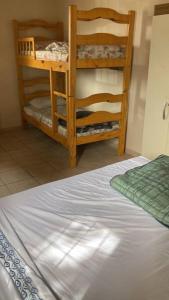 阿蒂加斯Casa centrica!的一间卧室配有一张床和两张木制双层床