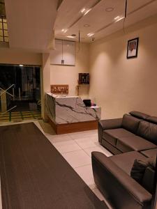 古鲁瓦尤尔SREENARAYANA TOURIST HOME的客厅配有沙发和桌子