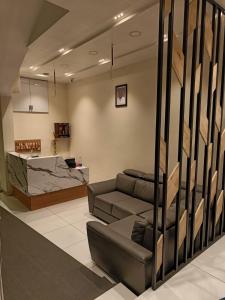 古鲁瓦尤尔SREENARAYANA TOURIST HOME的客厅配有沙发和1张床