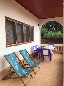 班基Villa Sophie à Sassara Pk 12 Bangui的庭院配有桌椅和桌椅