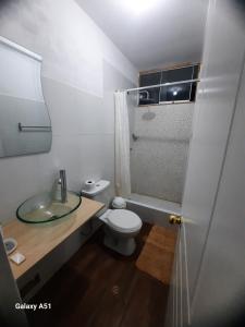 卡哈马卡Wayra Hospedaje的浴室配有卫生间、盥洗盆和淋浴。