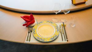 青岛青岛钓鱼台酒店的酒杯桌子上带红帽的盘子