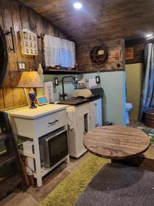 圣巴巴拉Hobbit Haven的一间带炉灶和桌子的厨房(位于客房内)