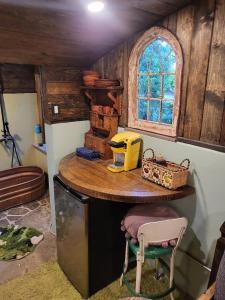 圣巴巴拉Hobbit Haven的一间厨房,内设一张桌子和一把椅子