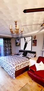 德罗赫达Fox Lodge的卧室配有一张床,墙上配有电视。