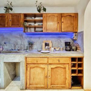 圣克里斯托瓦尔-德拉斯卡萨斯Hostel Boutique 55的一个带木制橱柜和水槽的厨房
