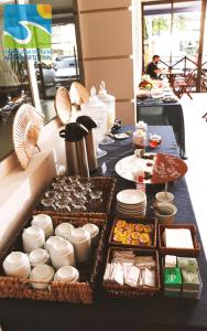 累西腓Hotel Boa Viagem Aeroporto的一张桌子上放着食物和其他食物