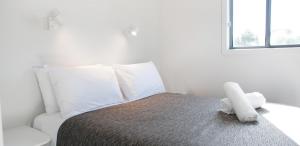 卡尔斯阿玛鲁公园酒店的一间卧室配有带白色床单和枕头的床。
