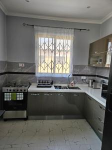 卢萨卡Villa Serene的厨房配有炉灶和窗户。