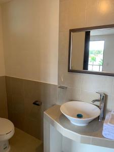 GuadalupeFinca del Rincón的一间带水槽、卫生间和镜子的浴室