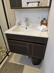 卢萨卡Villa Serene的浴室配有盥洗盆和镜子
