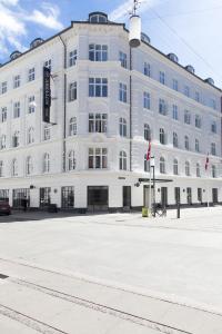 哥本哈根阿布萨隆丹恩斯克食客酒店的街道拐角处的白色大建筑