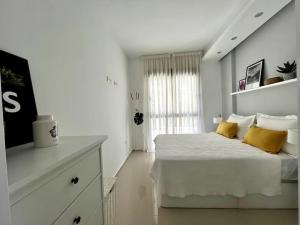 Apartamentos Gran Sol con jardin客房内的一张或多张床位