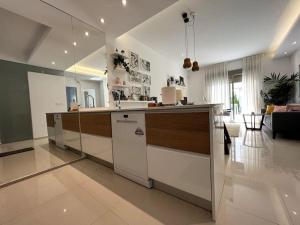 Apartamentos Gran Sol con jardin大厅或接待区